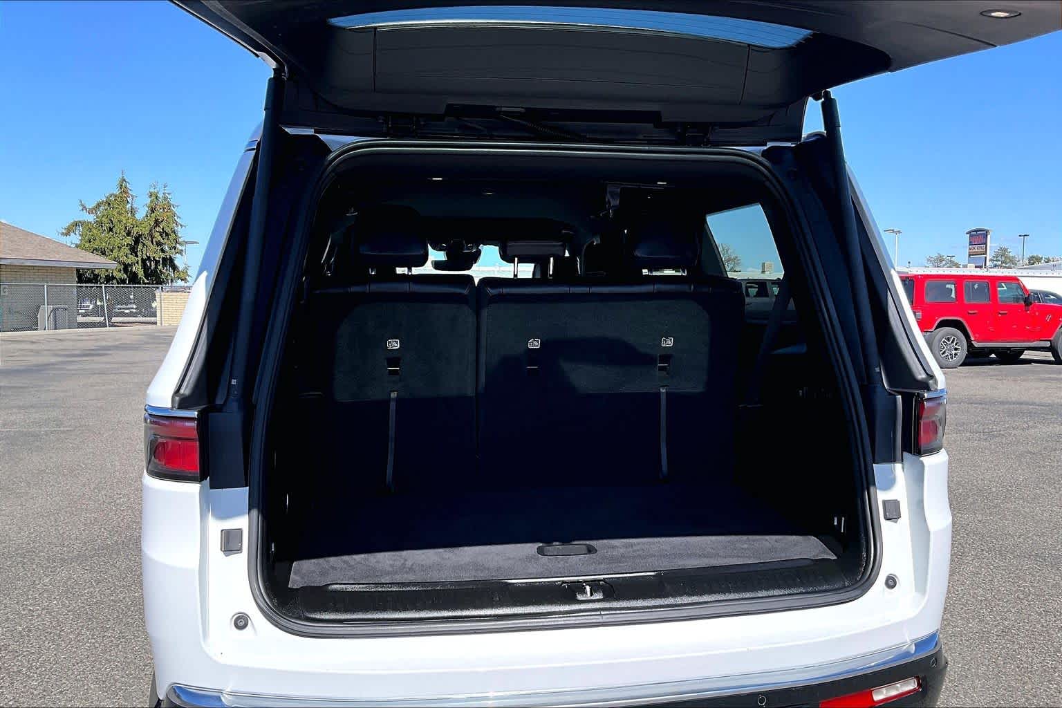 Thumbnail: 2024 Jeep Wagoneer - 18