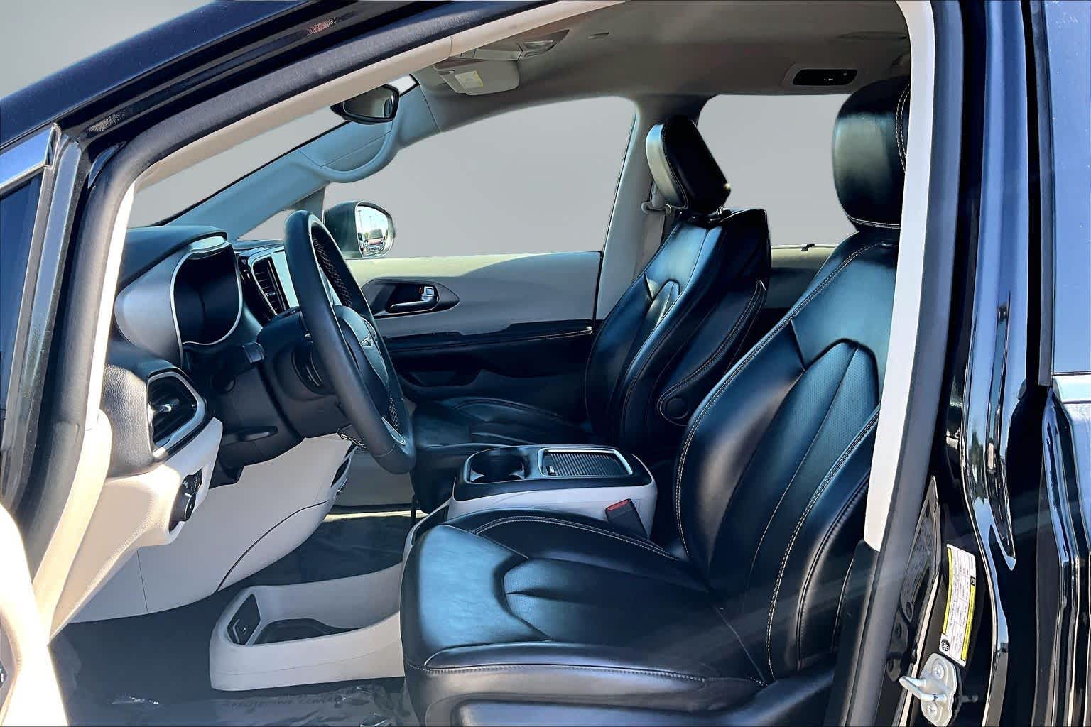 Thumbnail: 2023 Chrysler Pacifica - 9