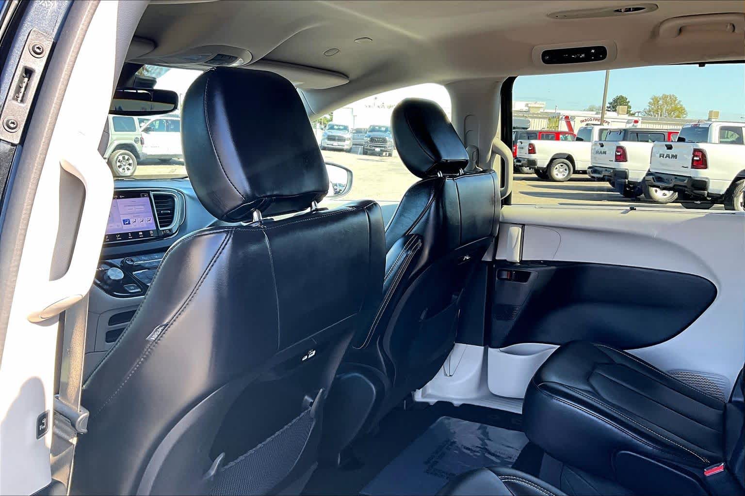 Thumbnail: 2023 Chrysler Pacifica - 10