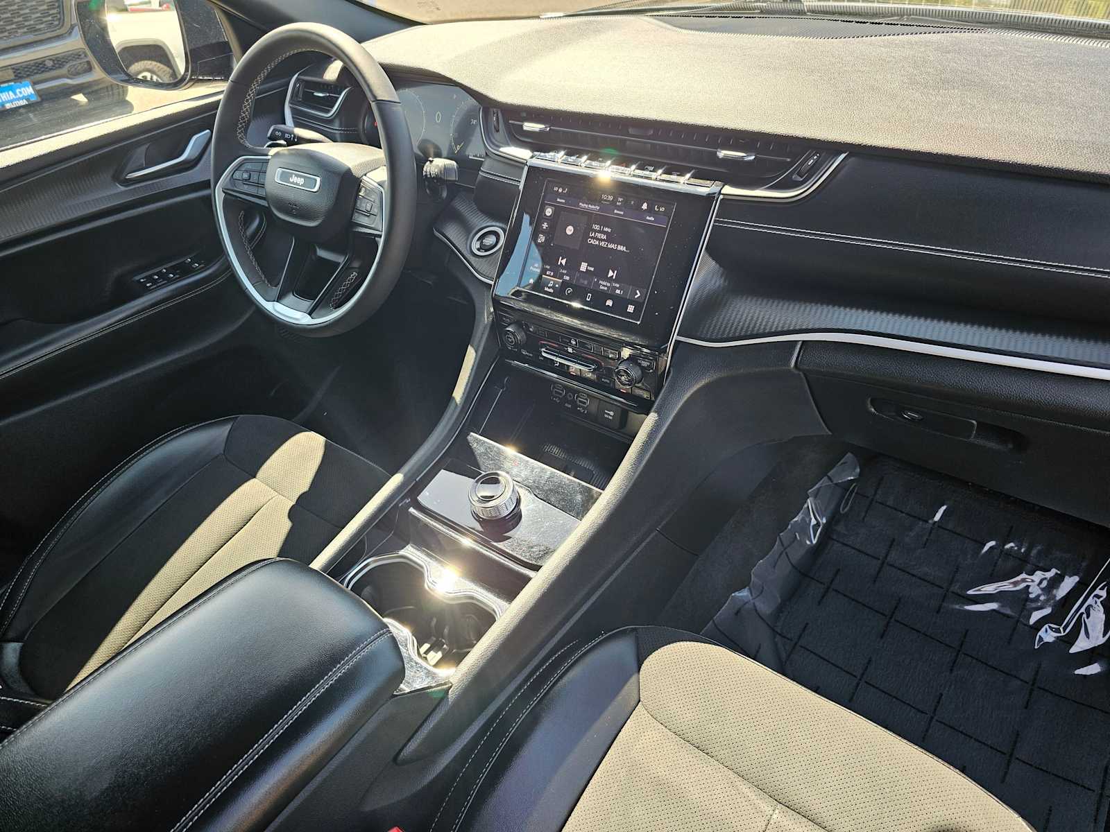 2023 Jeep Grand Cherokee Laredo 16