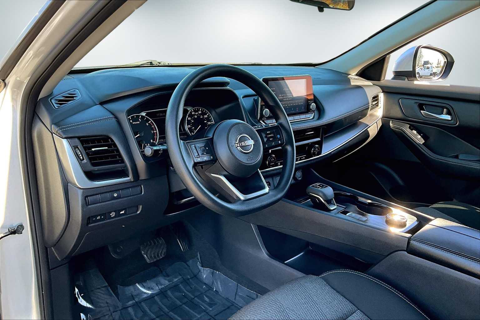 2024 Nissan Rogue SV photo 2