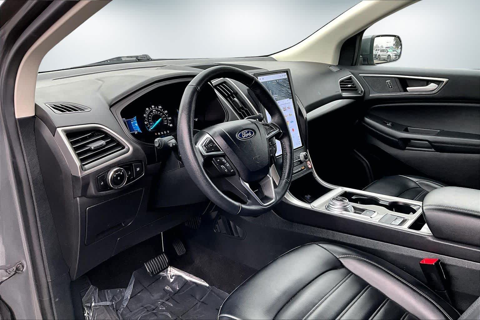 2024 Ford Edge SEL photo 2