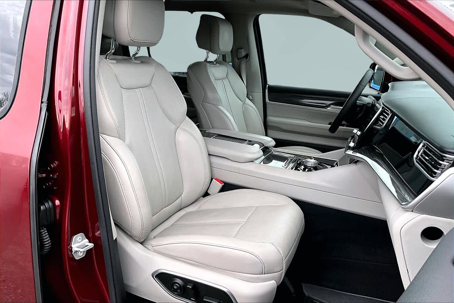 Thumbnail: 2022 Jeep Wagoneer - 13