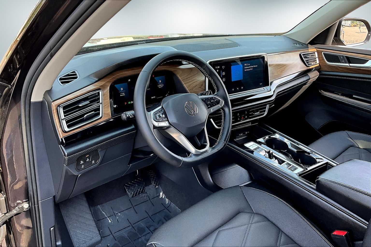2024 Volkswagen Atlas SE Technology photo 2