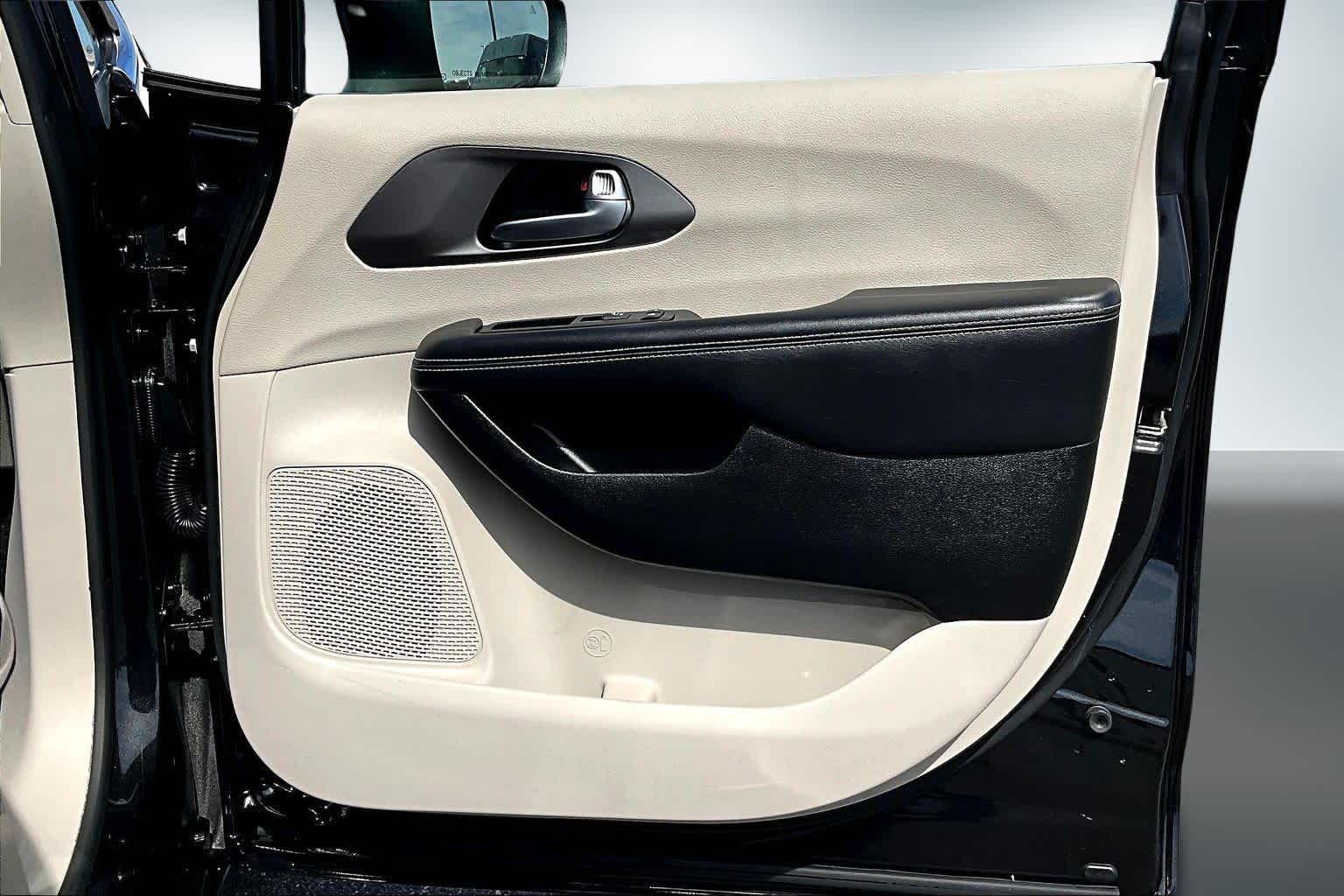 Thumbnail: 2023 Chrysler Pacifica - 27