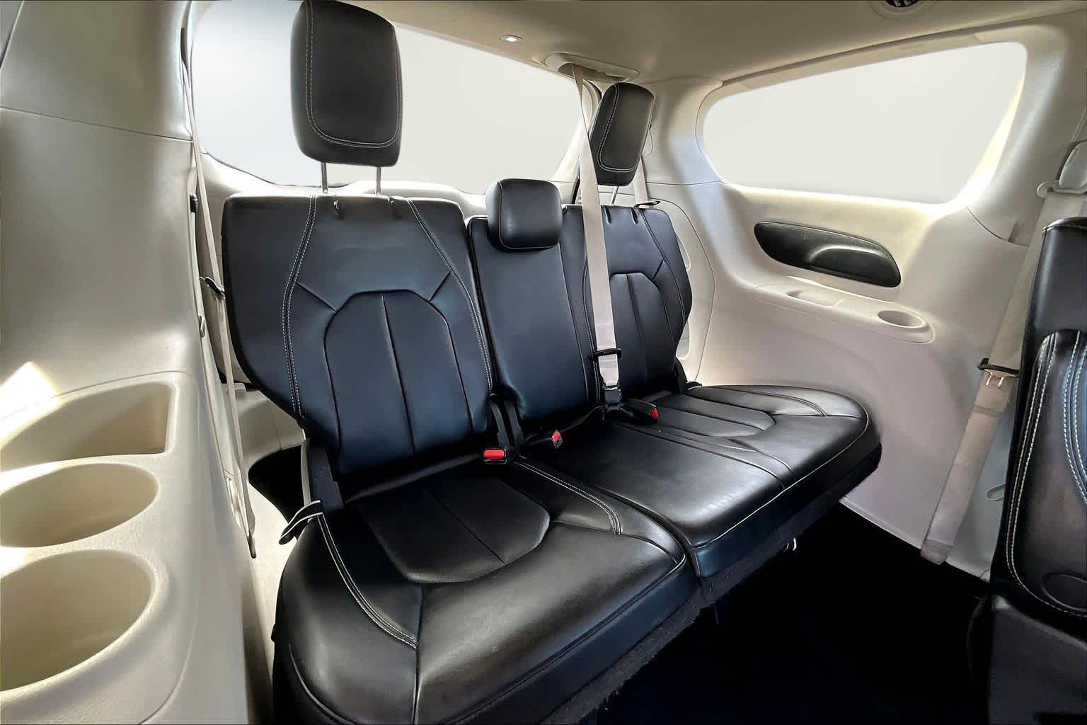 Thumbnail: 2023 Chrysler Pacifica - 30