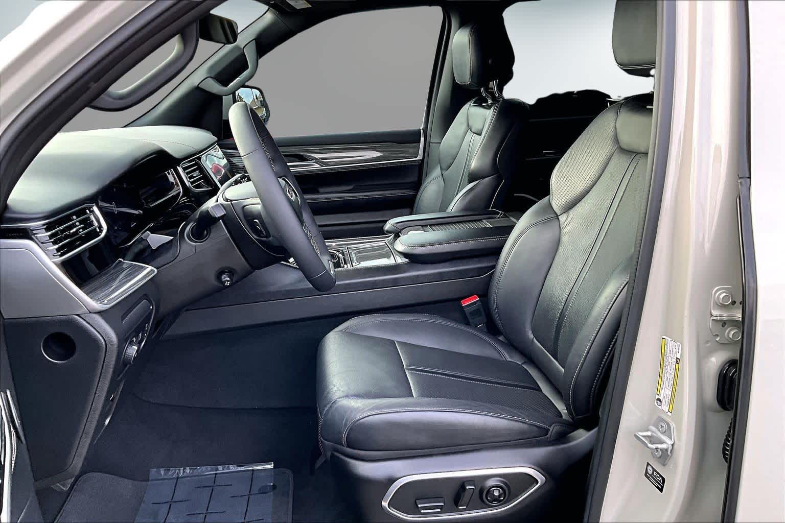 Thumbnail: 2022 Jeep Wagoneer - 11