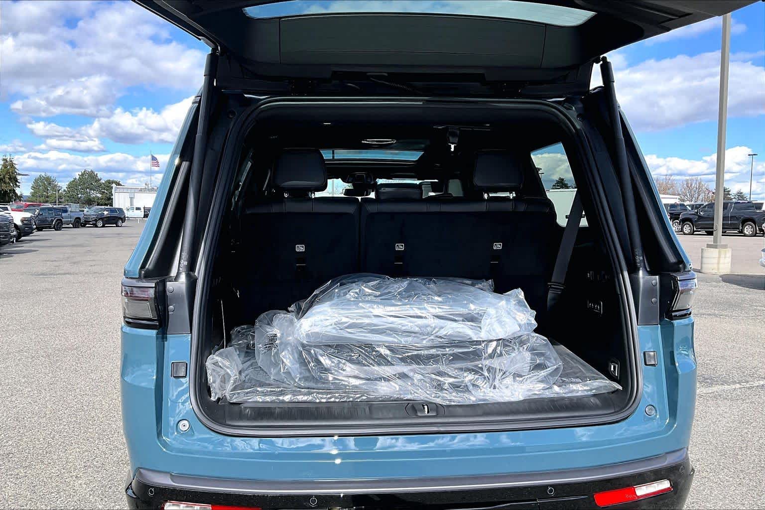 Thumbnail: 2026 Jeep Grand Wagoneer - 18