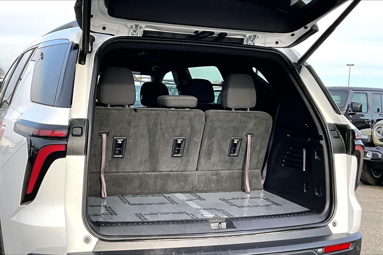 Thumbnail: 2025 Chevrolet Traverse - 18