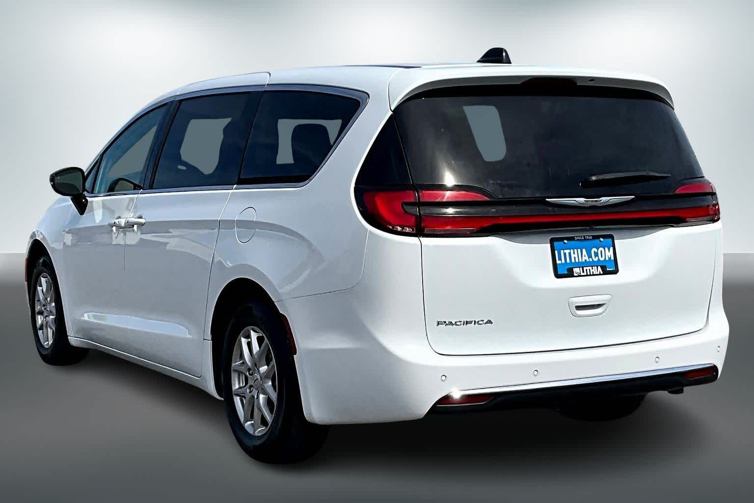 Thumbnail: 2024 Chrysler Pacifica - 4