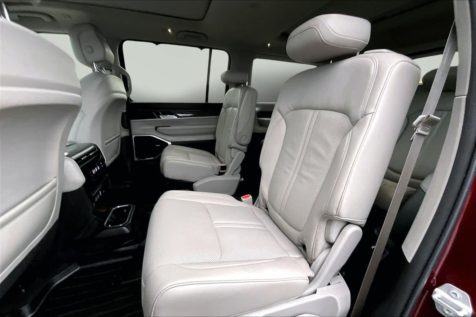 Thumbnail: 2022 Jeep Wagoneer - 29