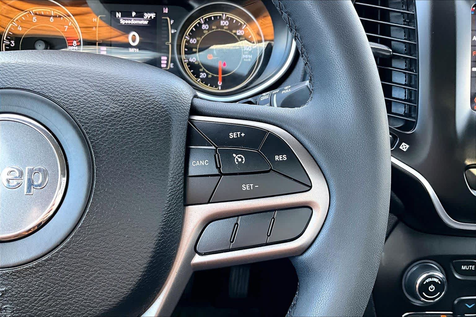 Thumbnail: 2021 Jeep Cherokee - 25