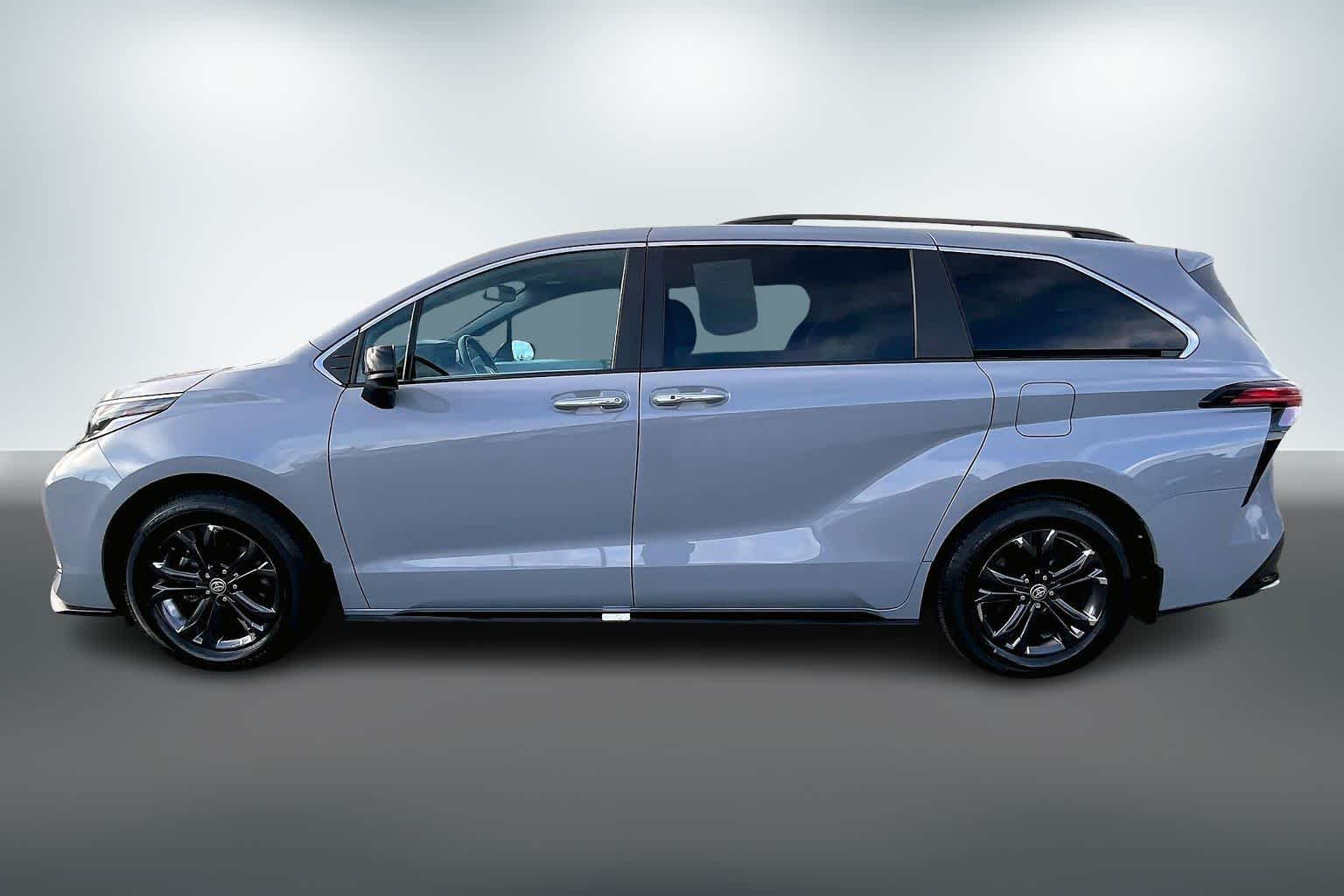 Thumbnail: 2024 Toyota Sienna - 3