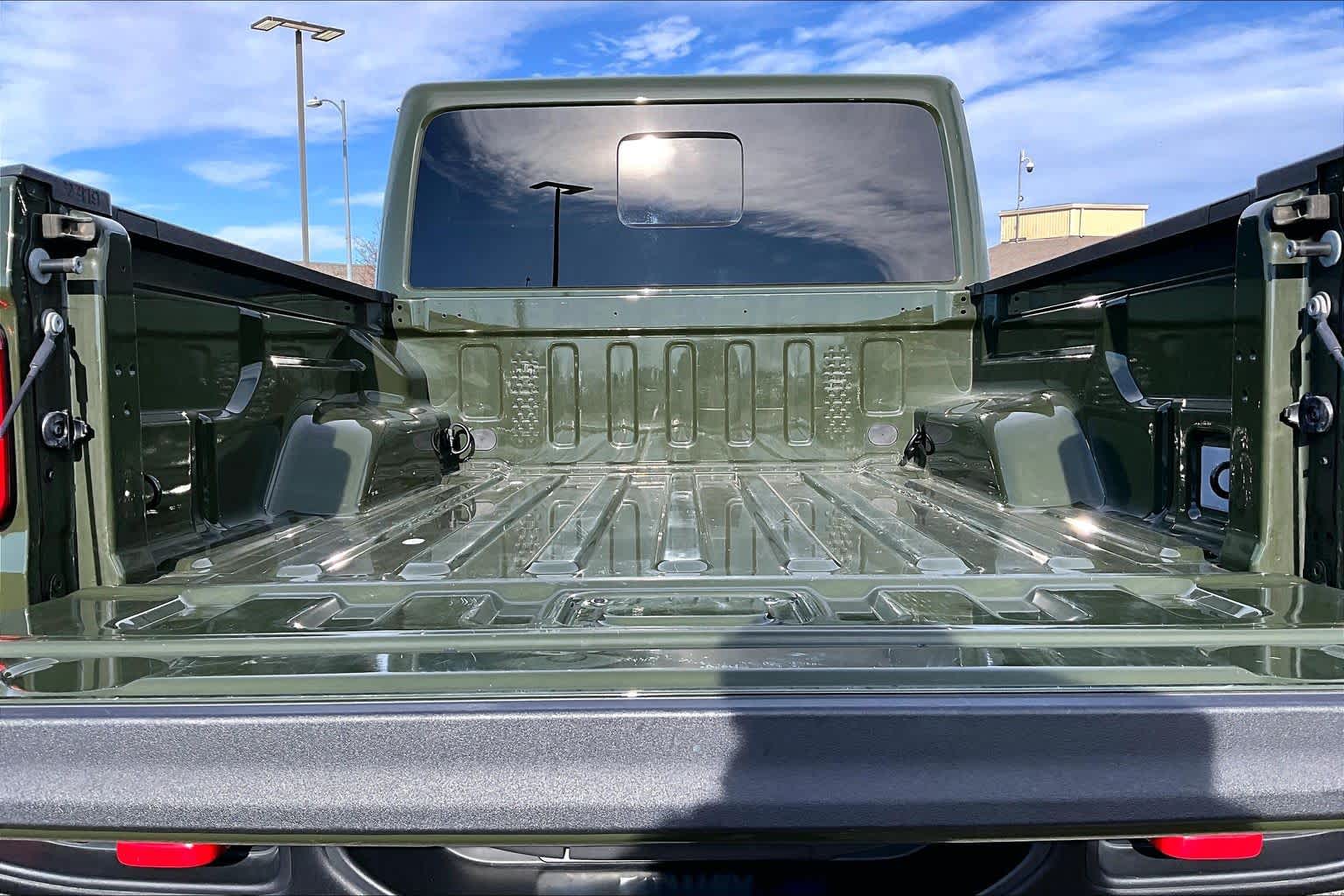 Thumbnail: 2023 Jeep Gladiator - 17