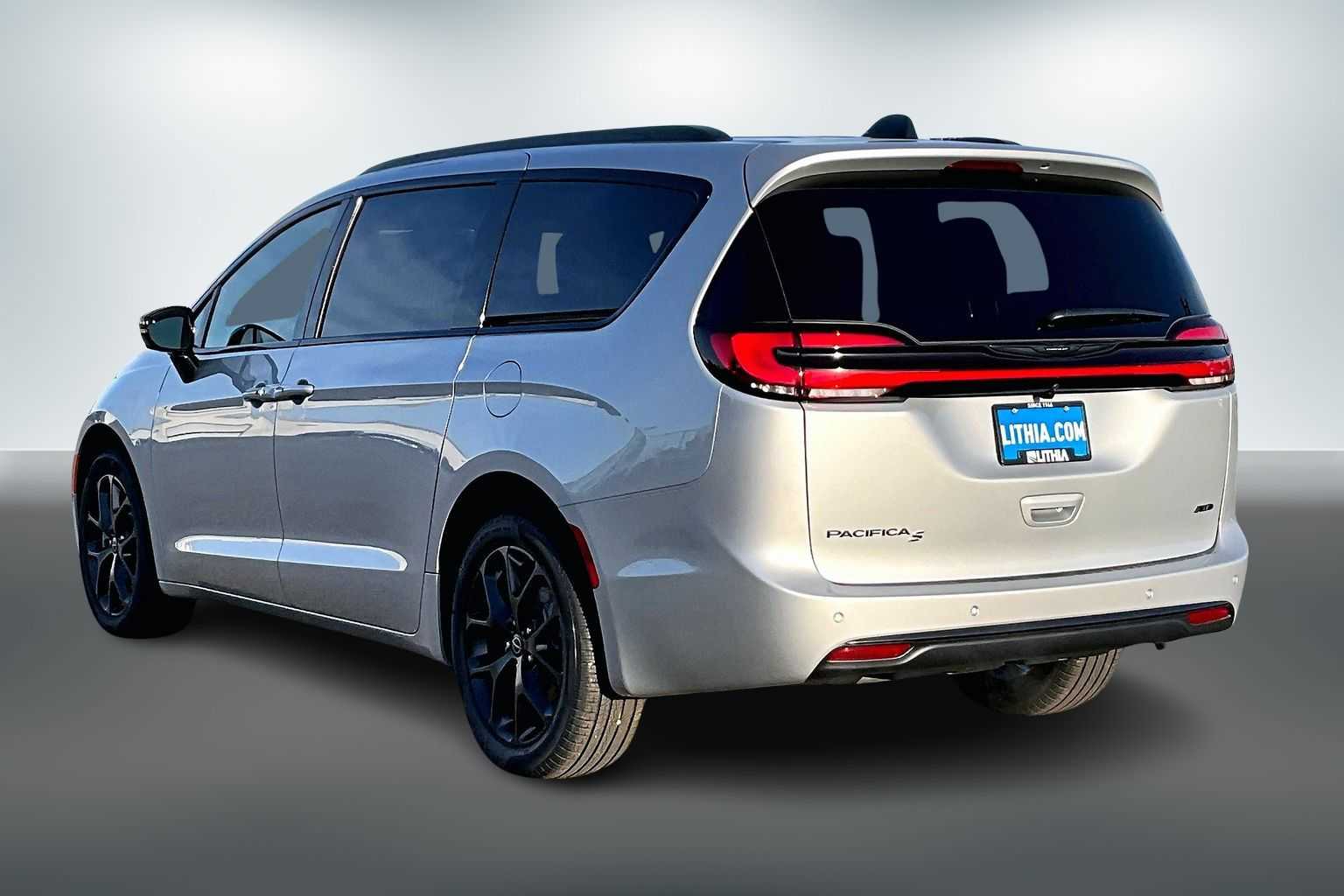 Thumbnail: 2026 Chrysler Pacifica - 4