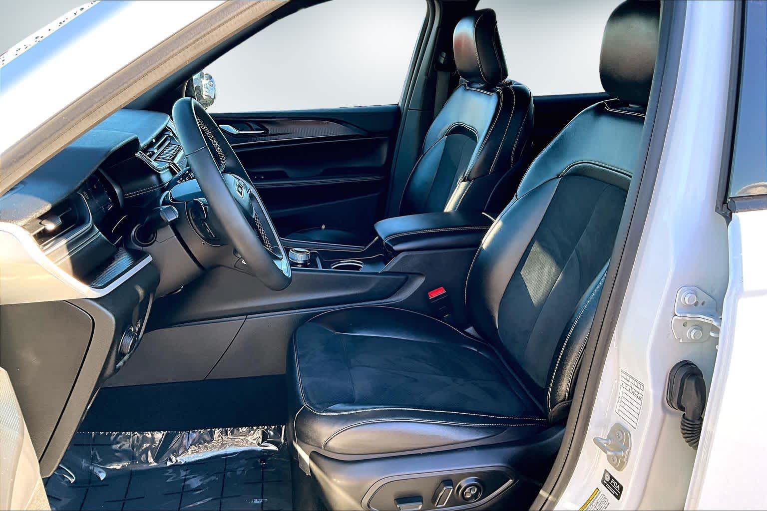 Thumbnail: 2024 Jeep Grand Cherokee L - 11