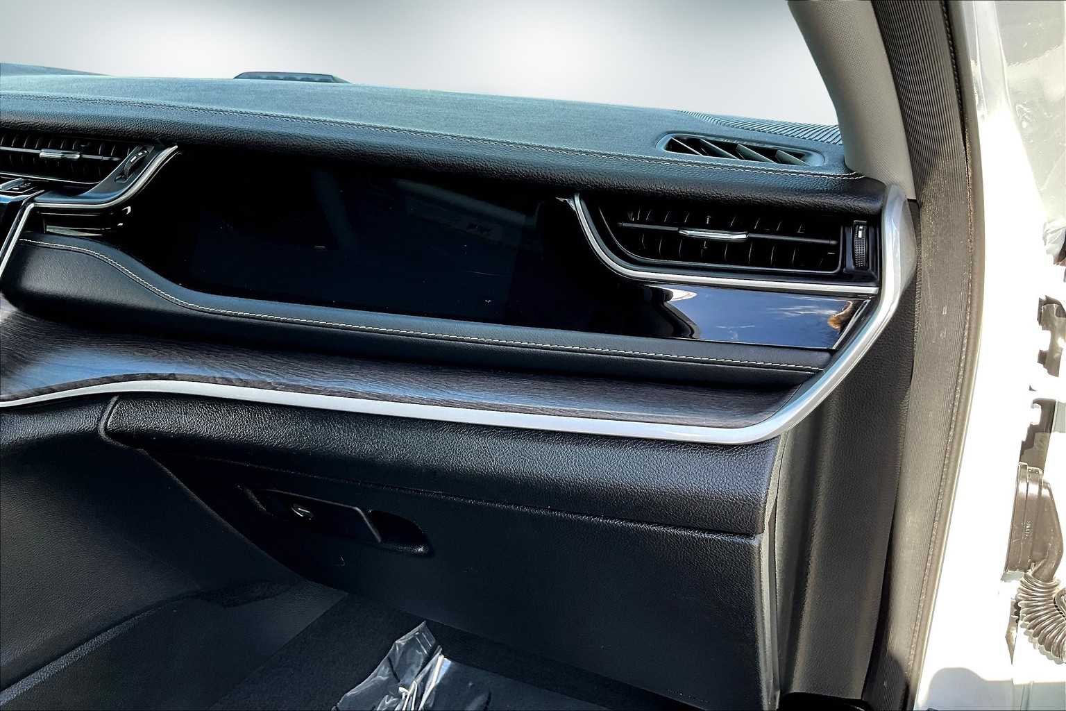 Thumbnail: 2024 Jeep Grand Cherokee - 23