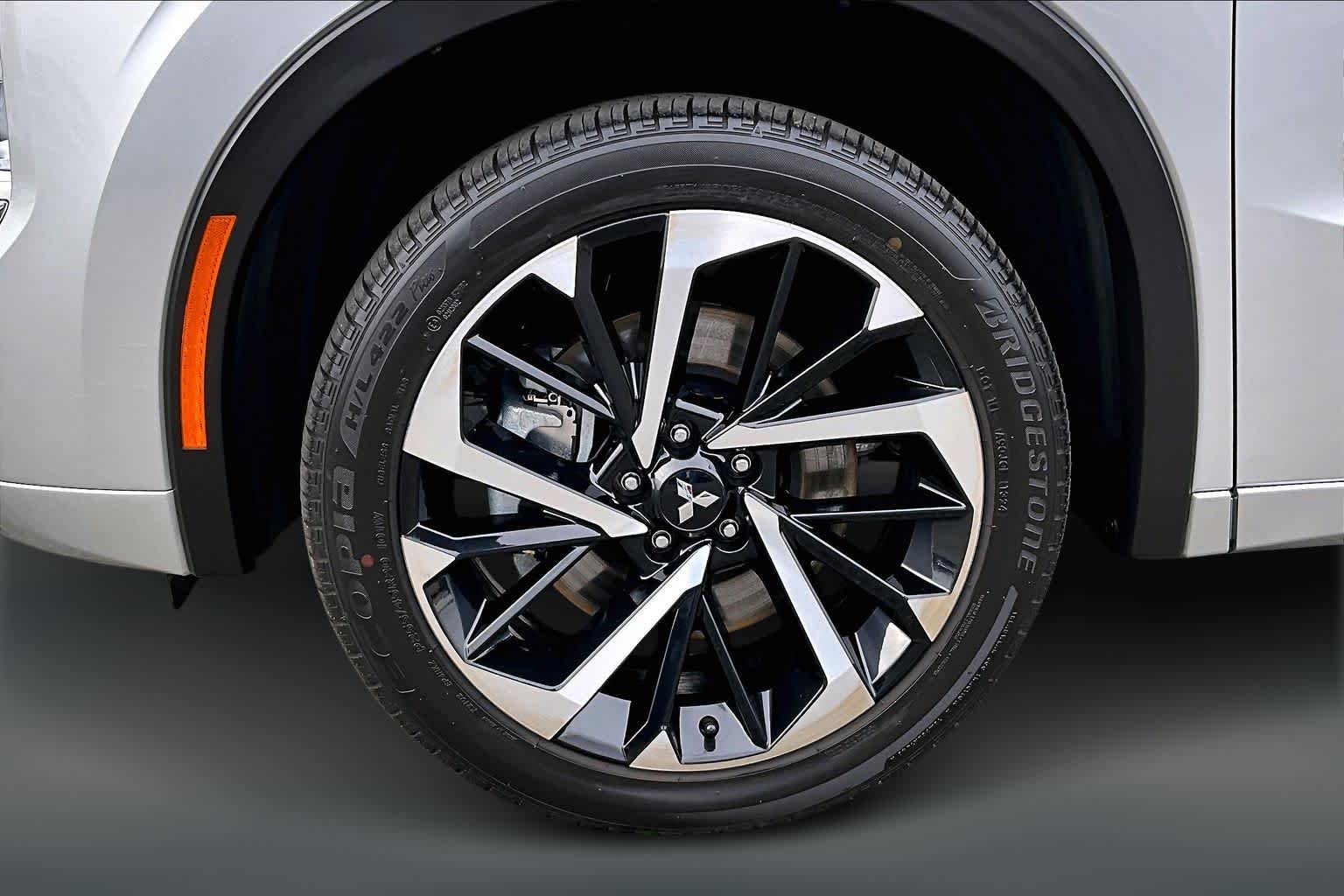 Thumbnail: 2024 Mitsubishi Outlander - 8