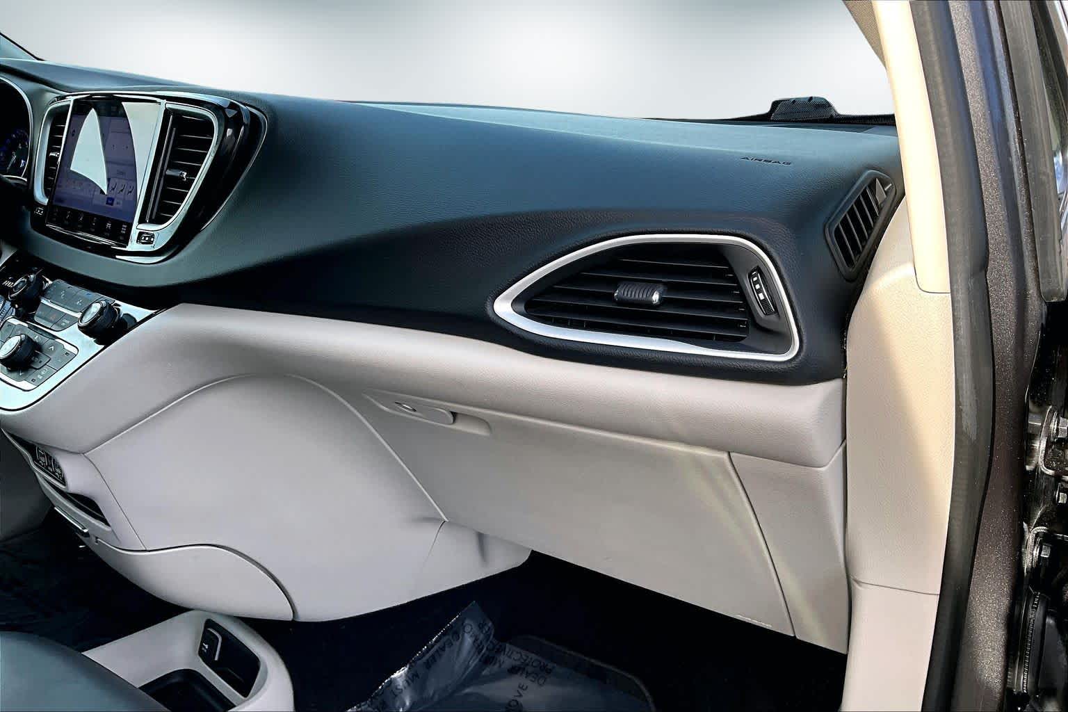 Thumbnail: 2023 Chrysler Pacifica - 23