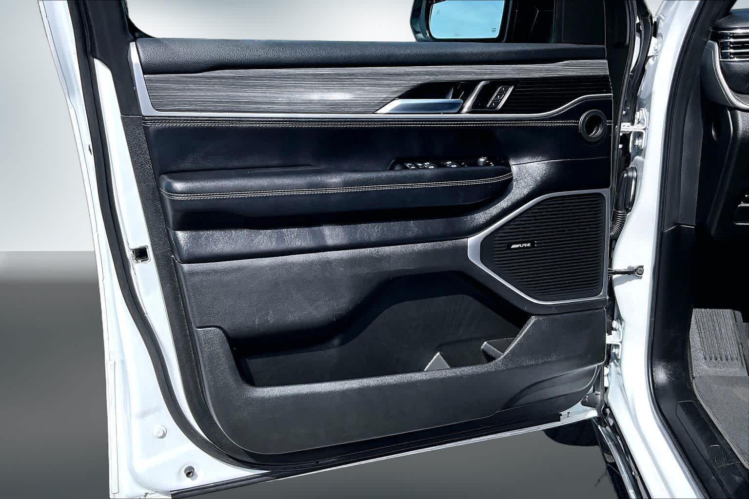 Thumbnail: 2024 Jeep Wagoneer - 27