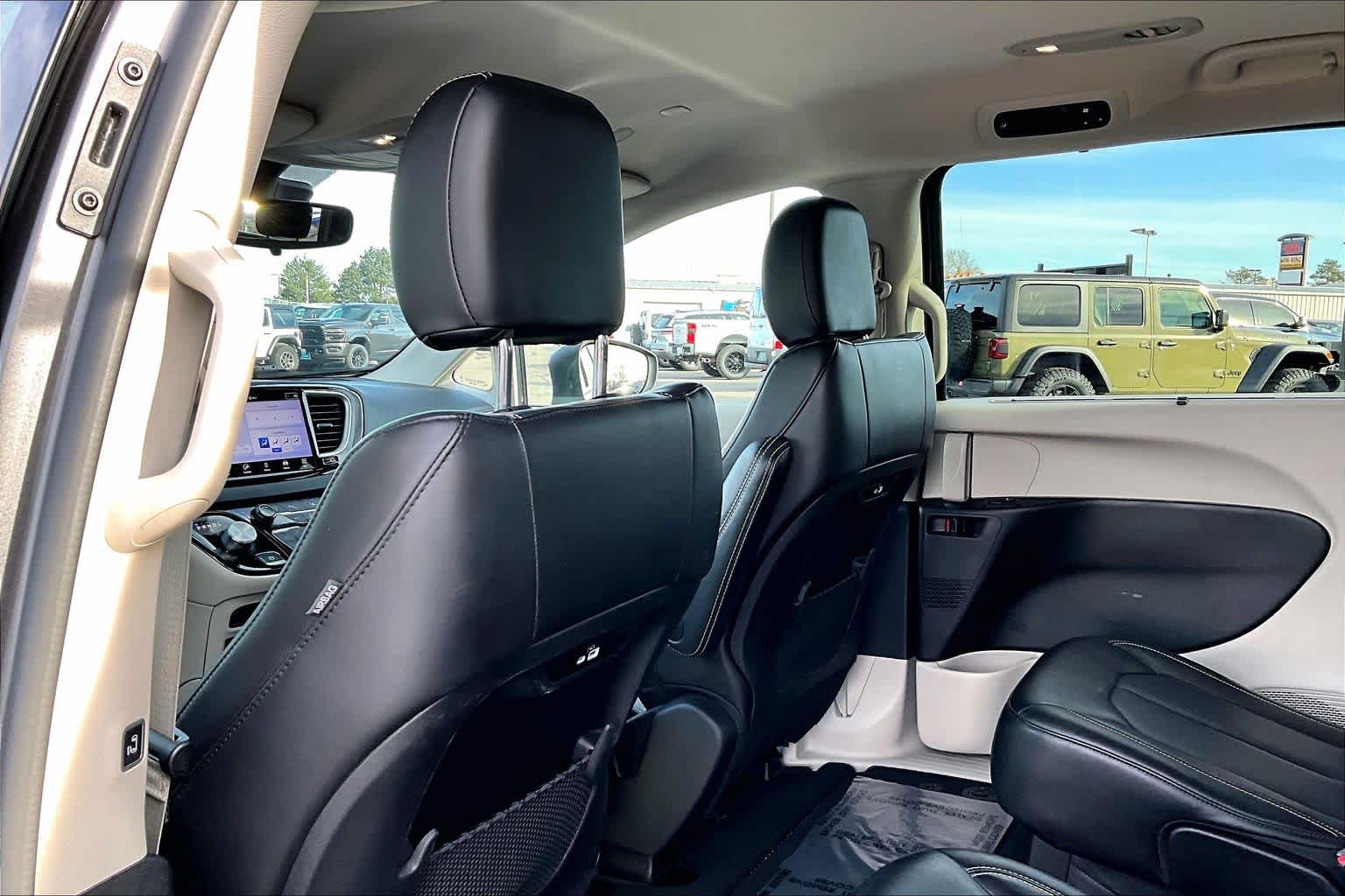 Thumbnail: 2023 Chrysler Pacifica - 12