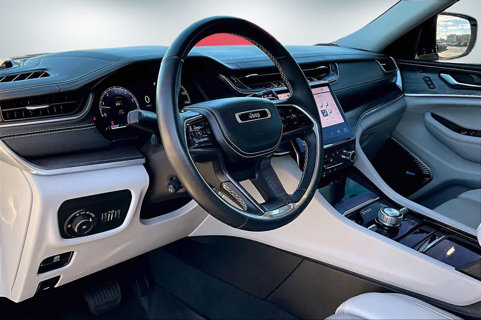 2022 Jeep Grand Cherokee Overland photo 2