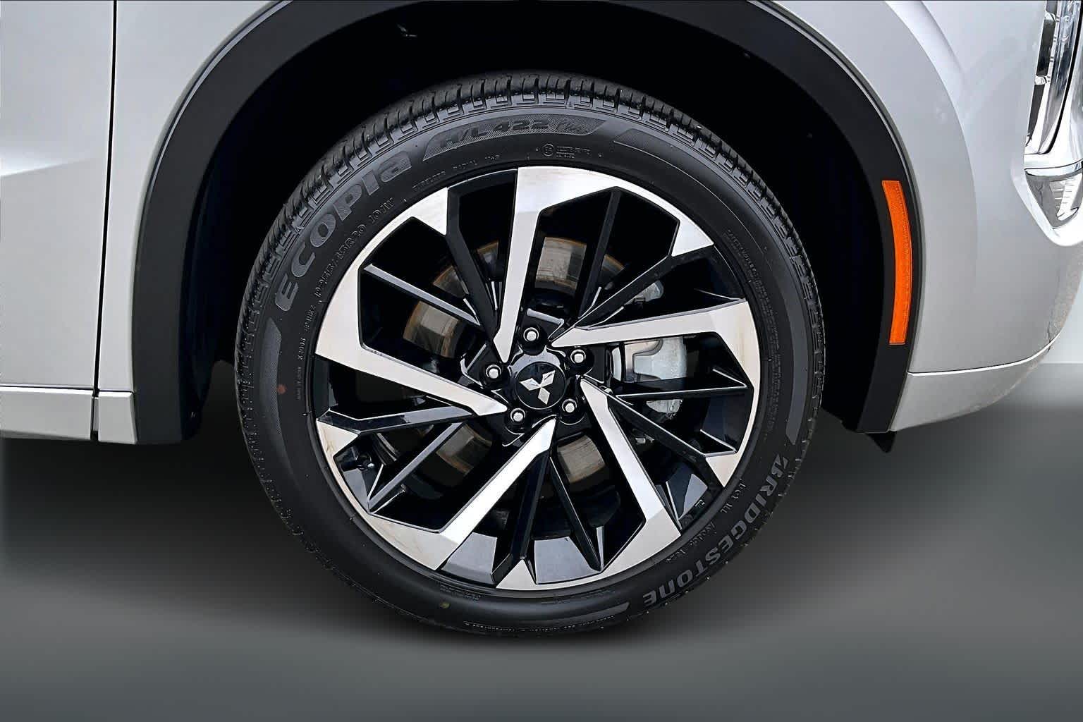 Thumbnail: 2024 Mitsubishi Outlander - 36