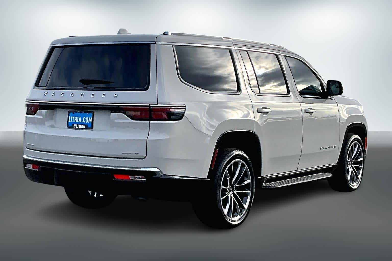 Thumbnail: 2022 Jeep Wagoneer - 22