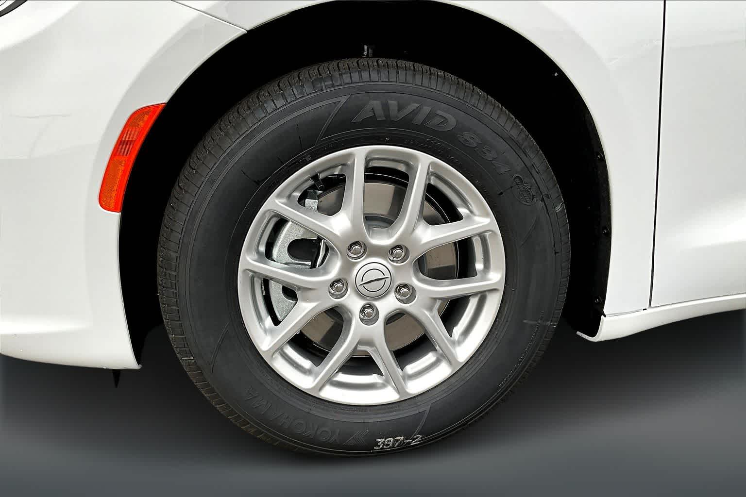 Thumbnail: 2026 Chrysler Pacifica - 8