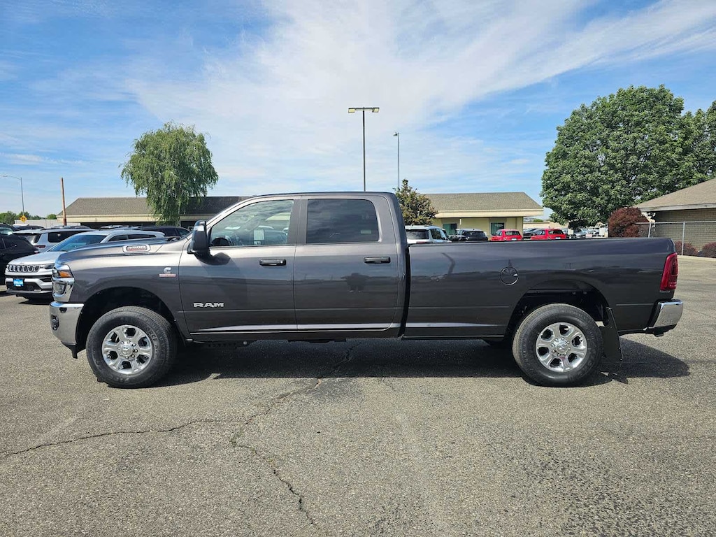 New 2025 Ram 3500 BIG HORN CREW CAB 4X4 8' BOX Pickup