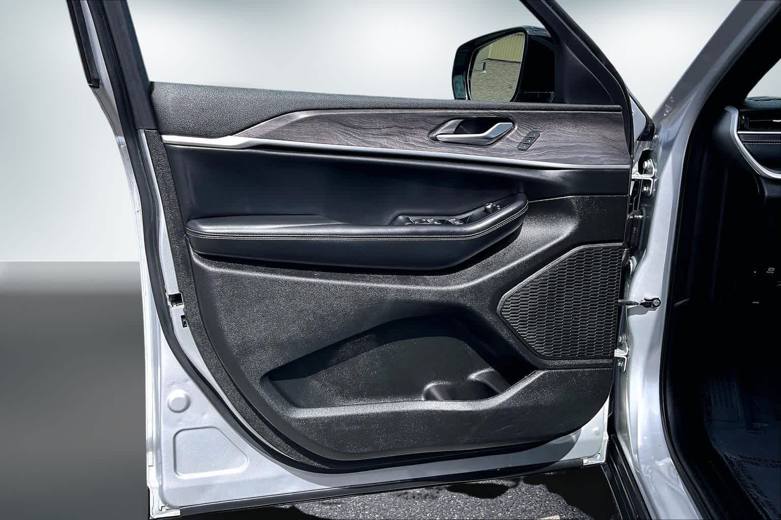 Thumbnail: 2024 Jeep Grand Cherokee L - 27