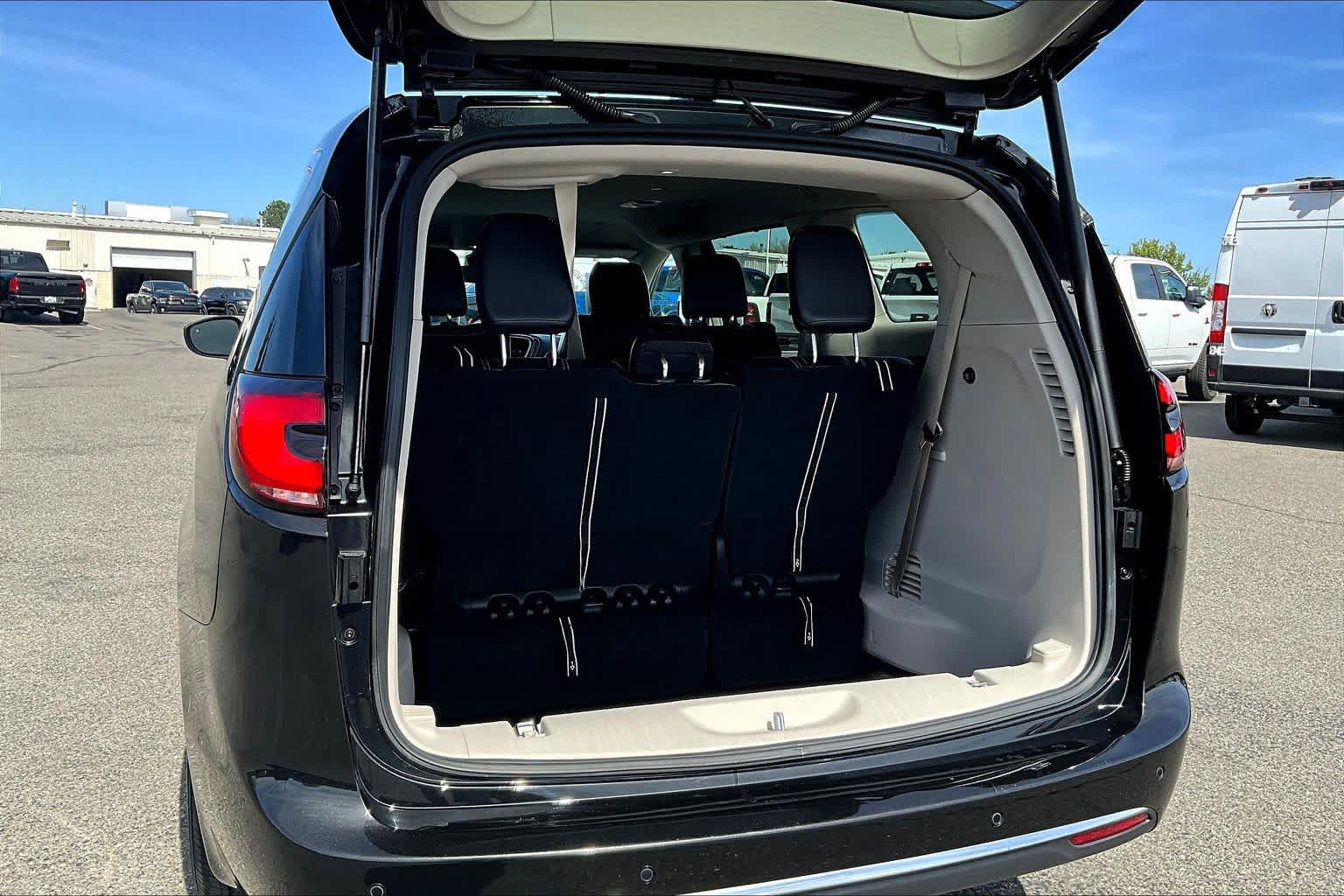 Thumbnail: 2023 Chrysler Pacifica - 17