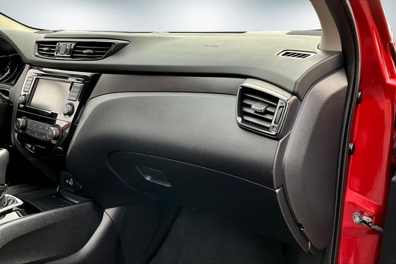 Thumbnail: 2021 Nissan Rogue Sport - 23