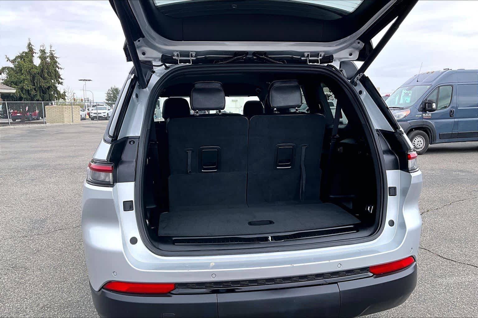 Thumbnail: 2024 Jeep Grand Cherokee L - 18