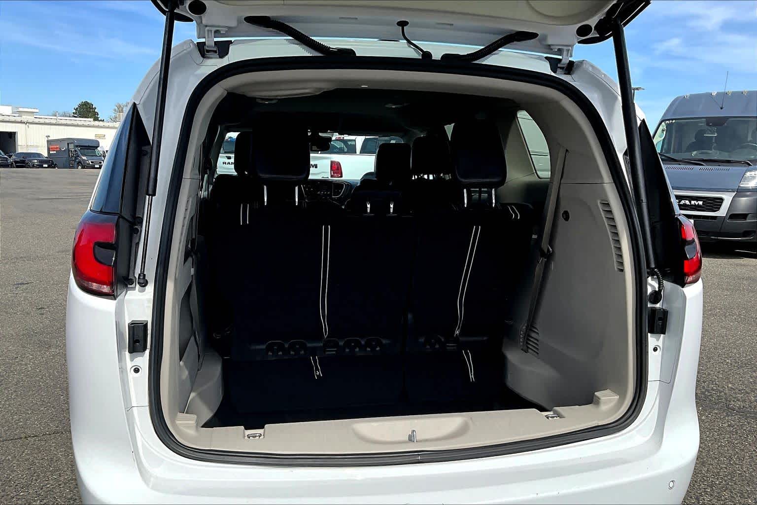 Thumbnail: 2024 Chrysler Pacifica - 18