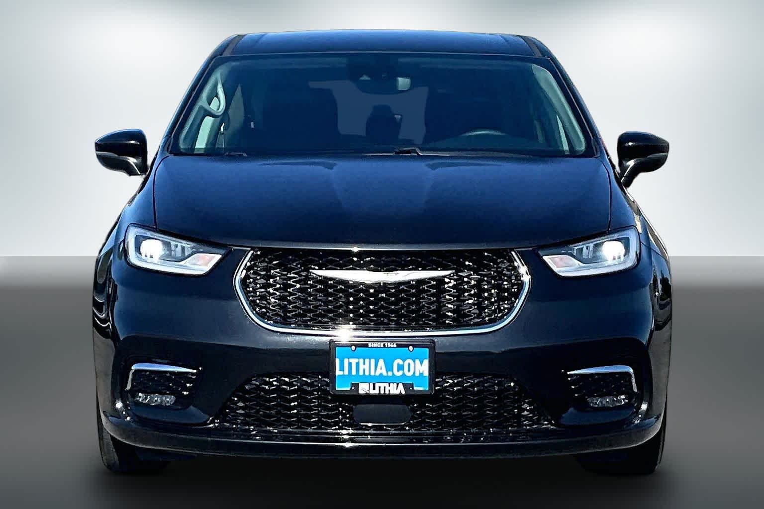 Thumbnail: 2023 Chrysler Pacifica - 4