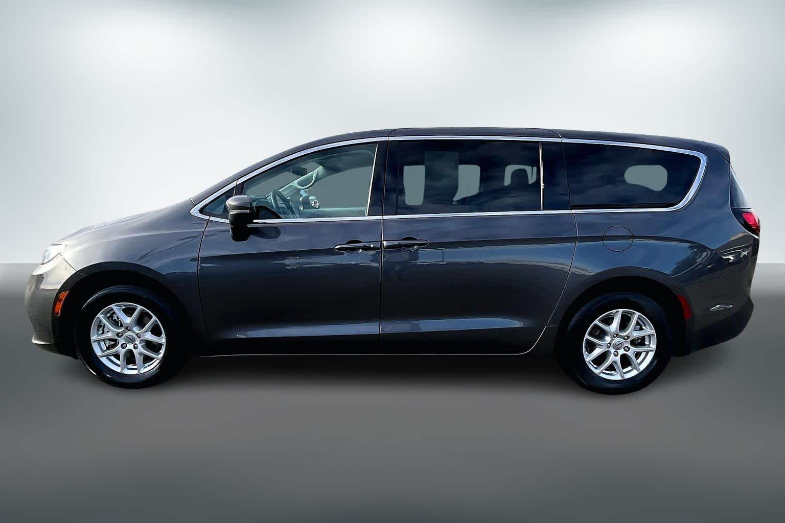 Thumbnail: 2023 Chrysler Pacifica - 3