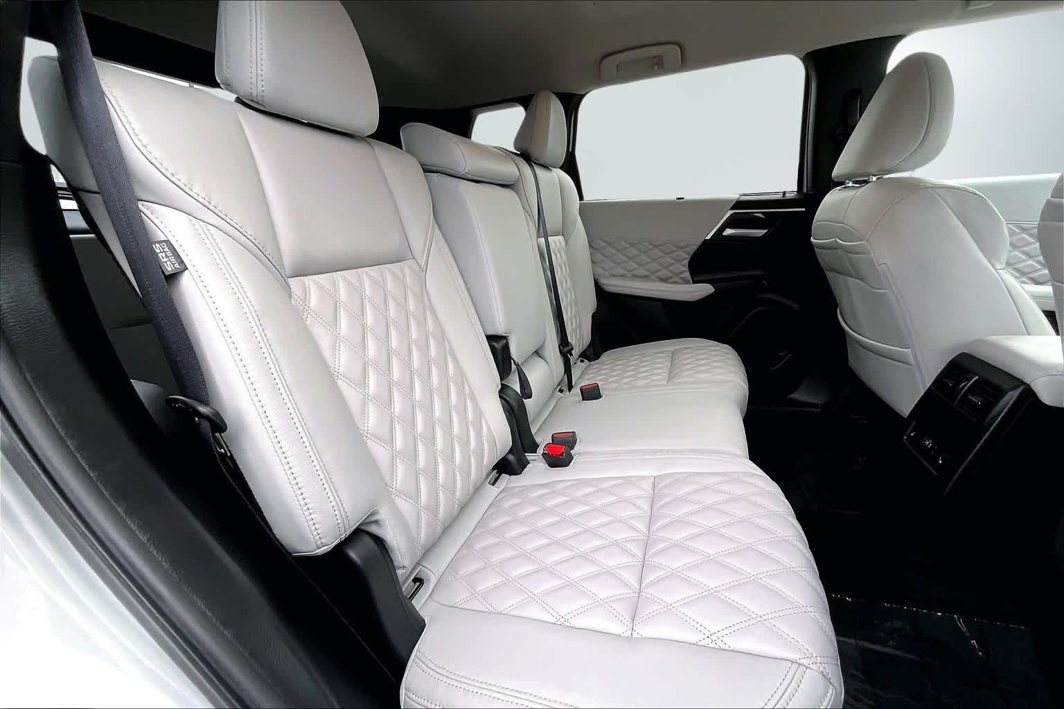 Thumbnail: 2024 Mitsubishi Outlander - 30