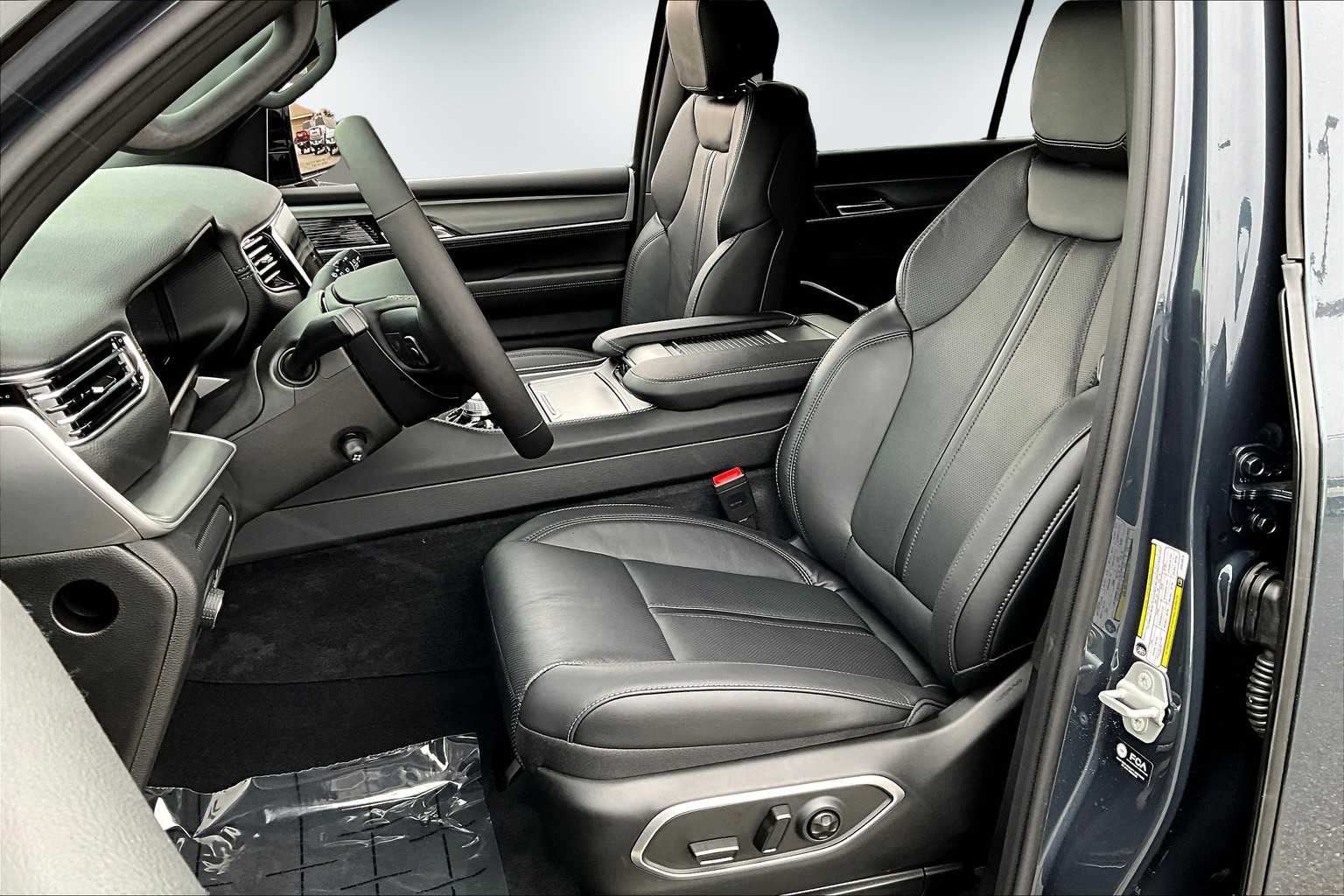 Thumbnail: 2025 Jeep Wagoneer - 10