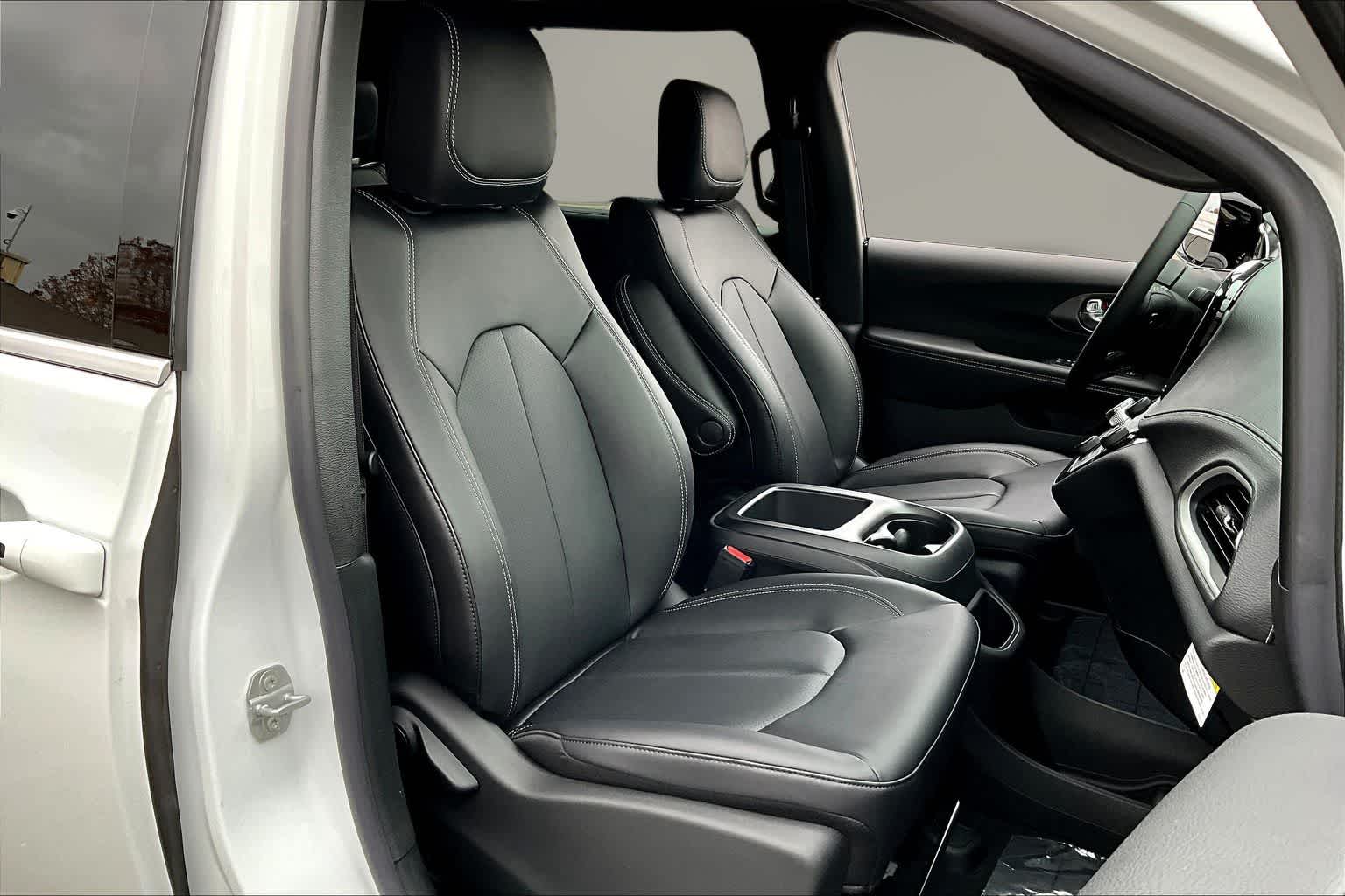 Thumbnail: 2026 Chrysler Pacifica - 14