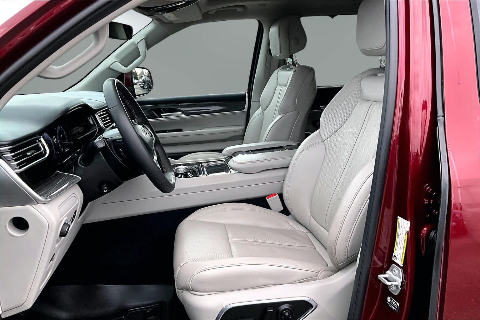 Thumbnail: 2022 Jeep Wagoneer - 11