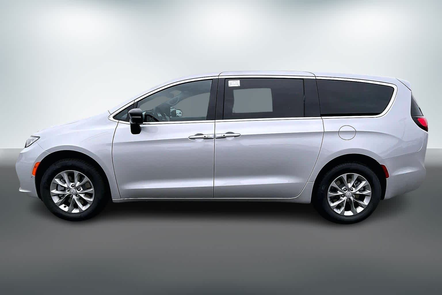 Thumbnail: 2026 Chrysler Pacifica - 3