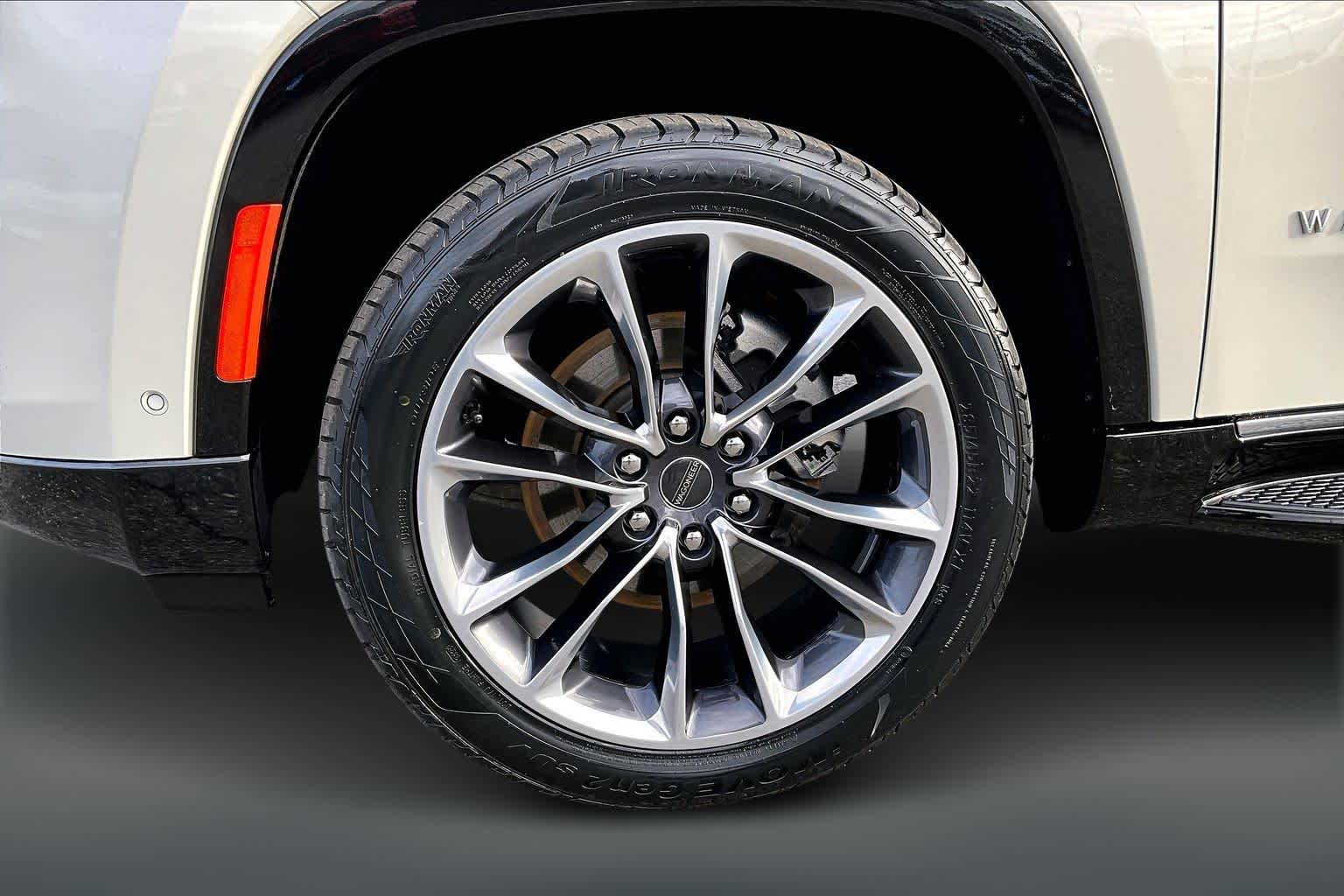 Thumbnail: 2022 Jeep Wagoneer - 8