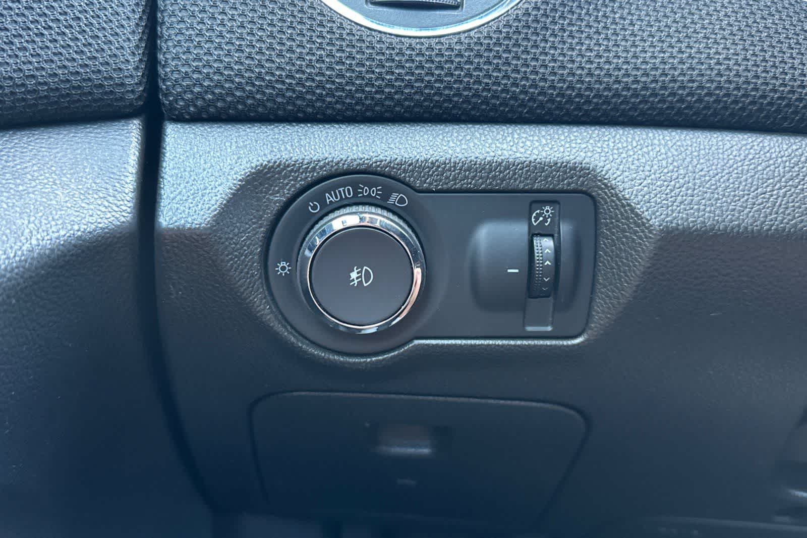 Thumbnail: 2015 Chevrolet Cruze - 28