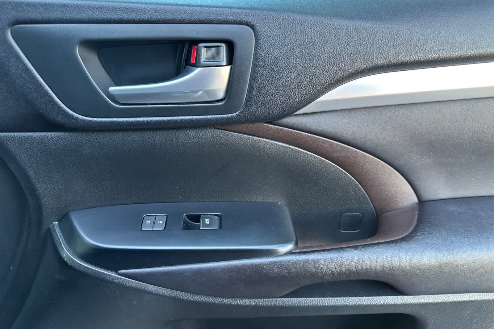 Thumbnail: 2016 Toyota Highlander - 20