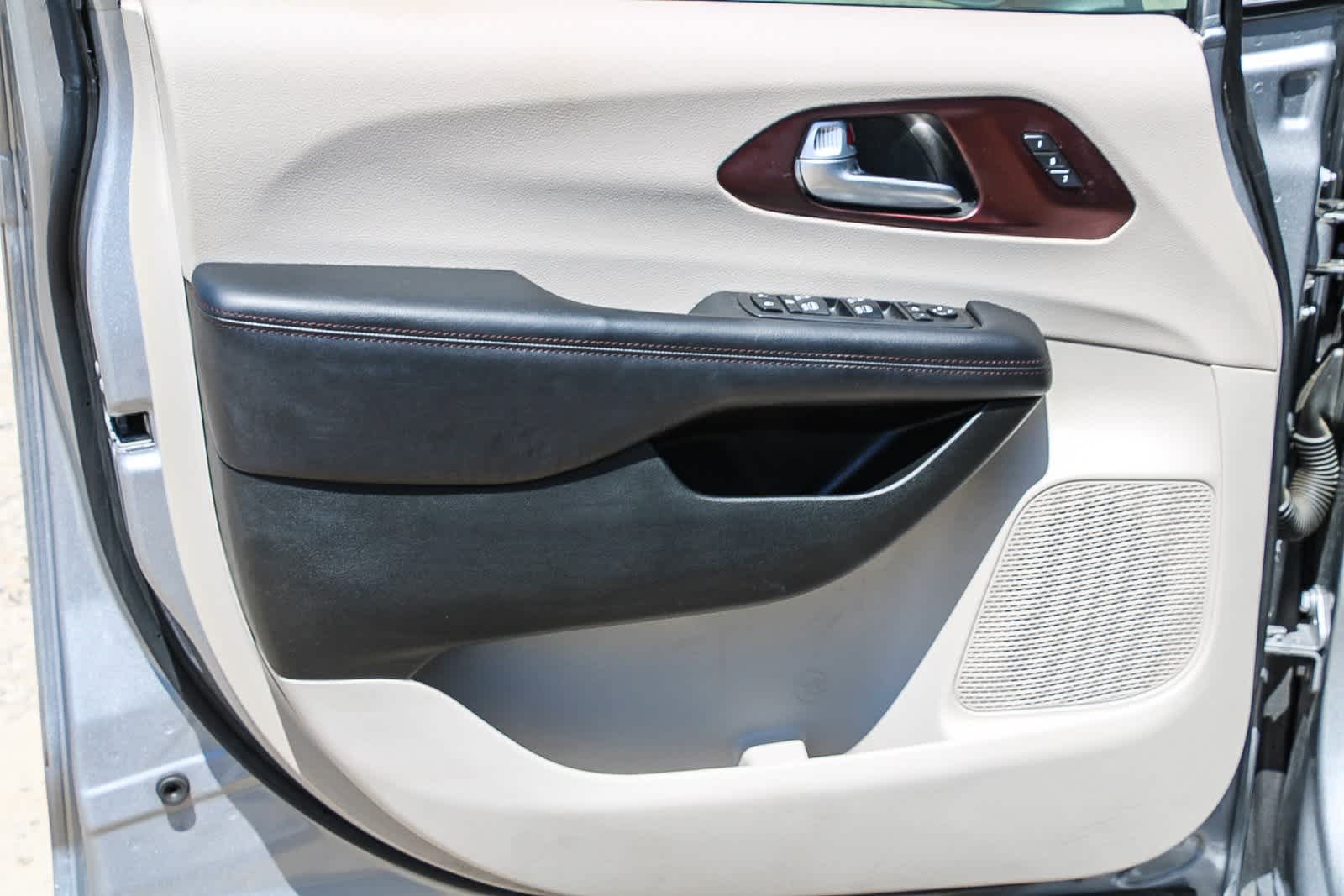 Thumbnail: 2018 Chrysler Pacifica - 18