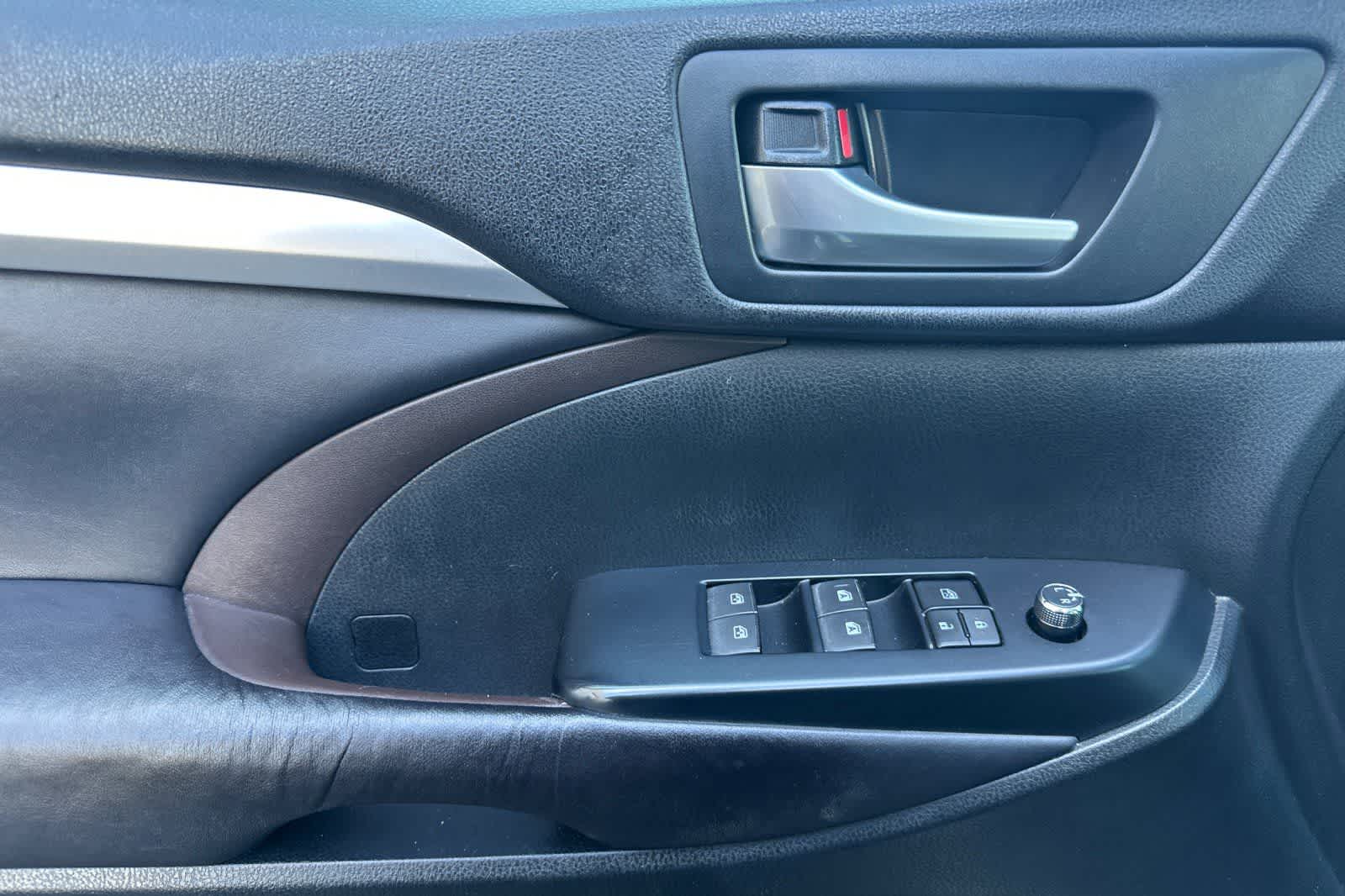 Thumbnail: 2016 Toyota Highlander - 12