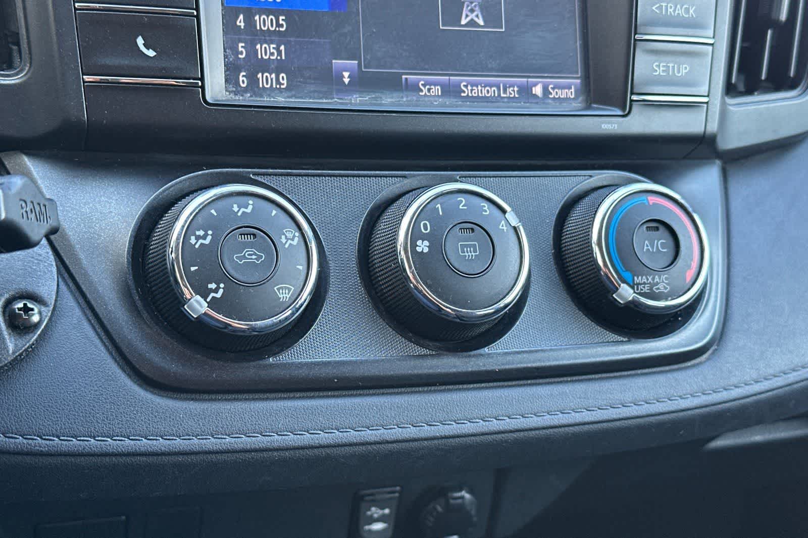 Thumbnail: 2016 Toyota RAV4 - 22