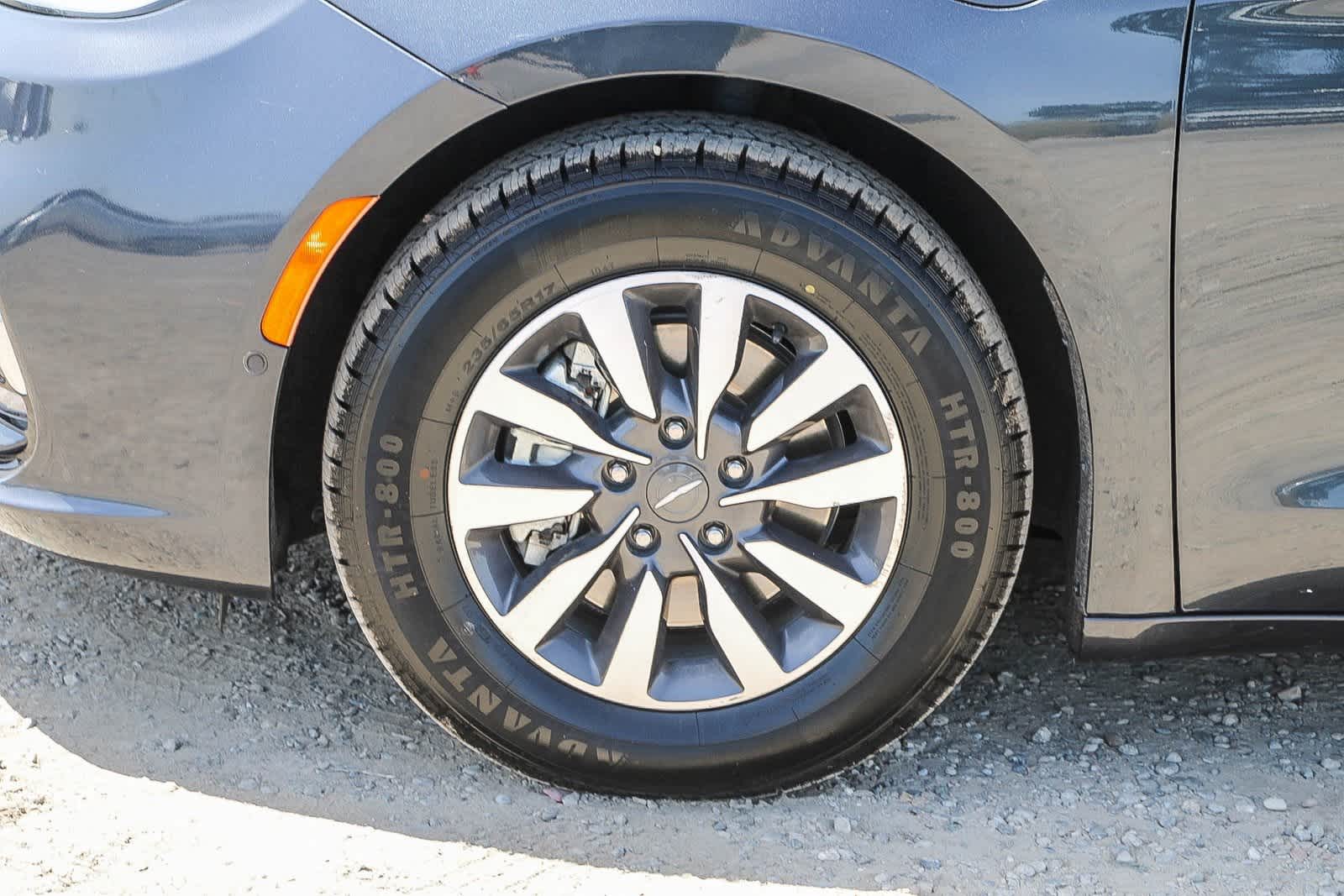 Thumbnail: 2021 Chrysler Pacifica - 9