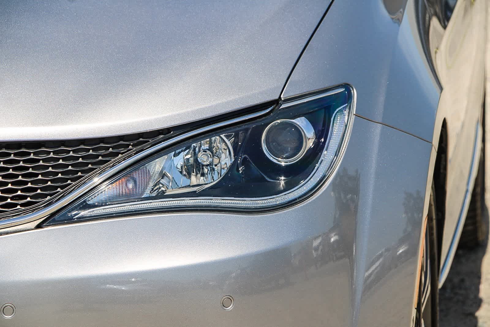 Thumbnail: 2018 Chrysler Pacifica - 8